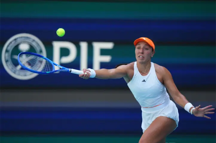 JESSICA Pegula of the US hits a return against Kazakhstan’s Elena Rybakina during their Miami Open quarter-final at the Hard Rock Stadium.—AFP