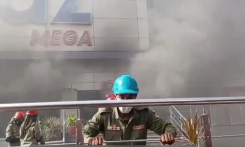 Fire erupts at super store in Karachi’s Zamzama area