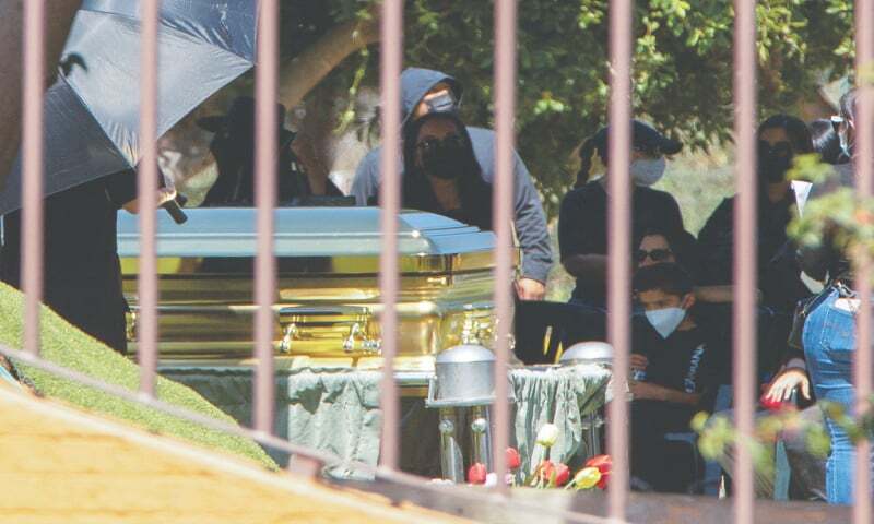 Flowers, music and soldiers at funeral of Mexican drug lord