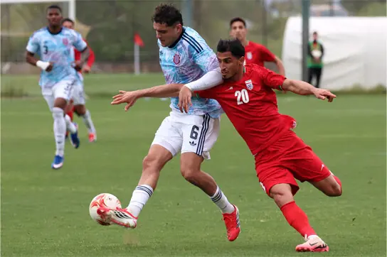 Iran’s Ali Alipour (R) vies for the ball with Guillermo Villalobos of Costa Rica during their international friendly at the Mardan Sports Complex on Tuesday.—AFP