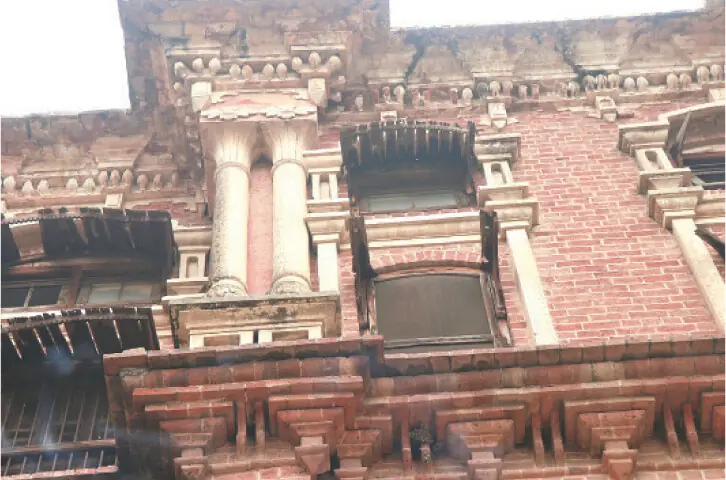The first floor of the palace bears quite an intricate style, presenting a contrast to the ground floor.