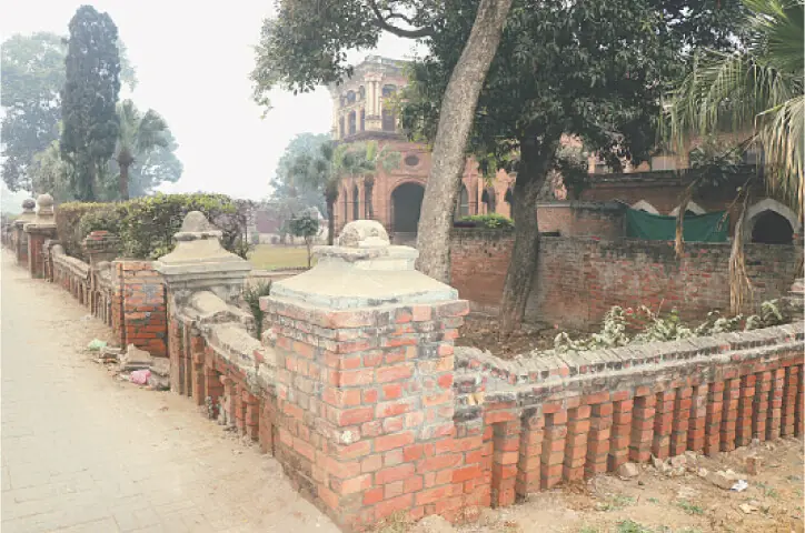 The mansion’s boundary wall, a masterpiece of rare masonry craftsmanship, showcases an exquisite style that captivates passersby with its inviting, timeless charm.