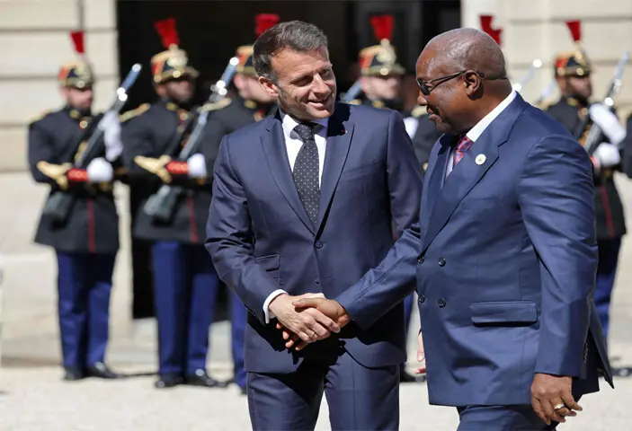  French President Emmanuel Macron welcomes his counterpart from Ghana, John Dramani Mahama, to the  Elysee Palace.&mdash;AFP 