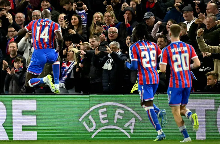  LONDON: Crystal Palace&rsquo;s Jean-Philippe Mateta (L) celebrates after scoring against Fiorentina during their Conference League  quarter-final first leg at Selhurst Park.&mdash;AFP 