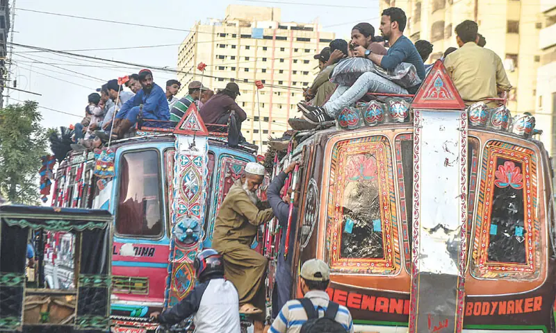 Two packed buses pictured on Karachi’s M.A. Jinnah Road: Pakistan has 173,000 registered buses serving 240 million people, a ratio of 0.72 buses per thousand | White Star