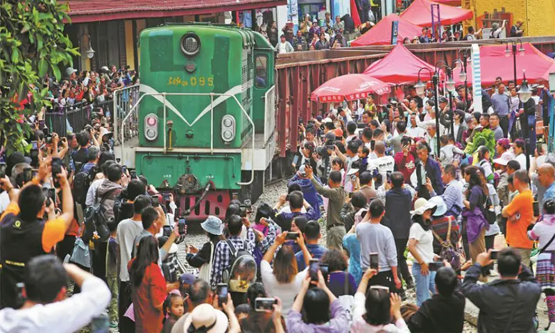 Last train market in China’s Yunnan keeps tradition alive
