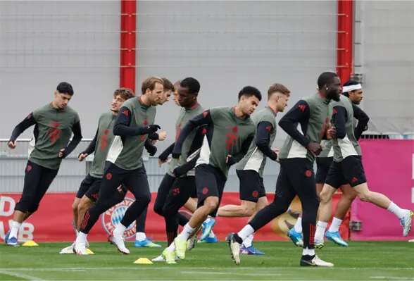  MUNICH: Bayern Munich players undergo drills during a practice session at Saebener Strasse on Tuesday.&mdash;Reuters 