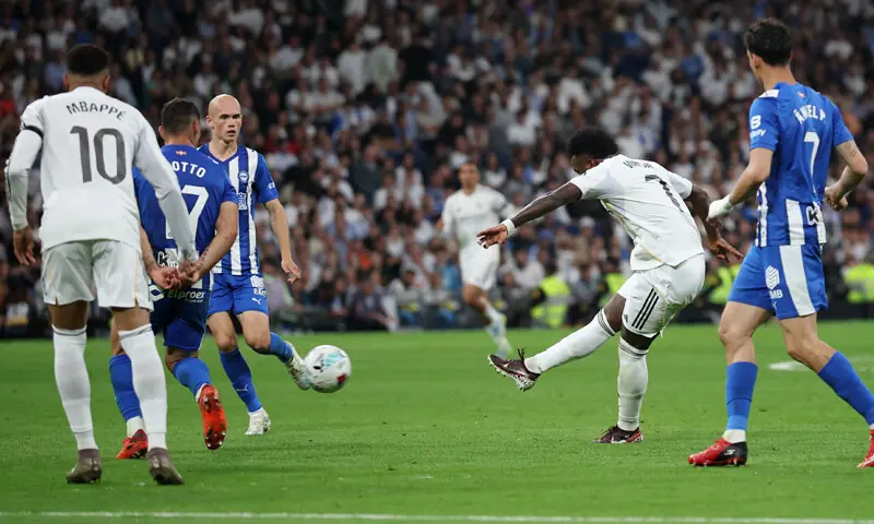  MADRID: Real Madrid&rsquo;s Vinicius Junior (second R) shoots to score against Deportivo Alaves during their La Liga match at Santiago Bernabeu.&mdash;Reuters 