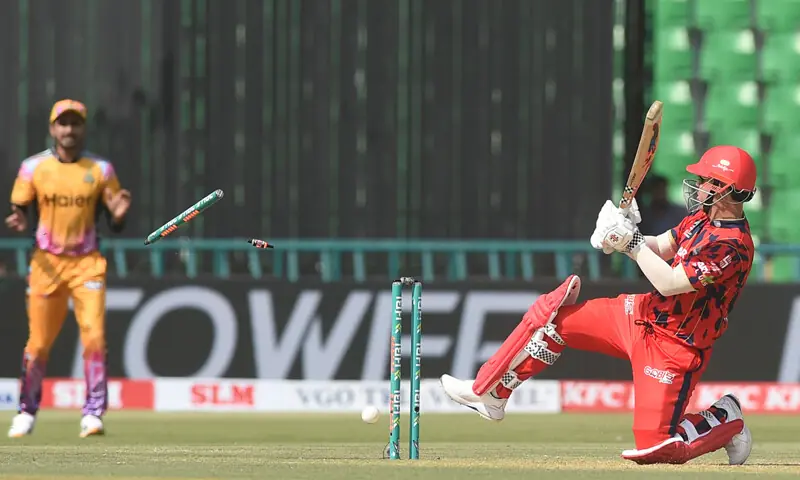  KARACHI Kings captain David Warner is cleaned by Peshawar Zalmi pacer Ali Raza during the Pakistan Super League match at the Gaddafi Stadium on Wednesday.&mdash;Murtaza Ali/White Star 