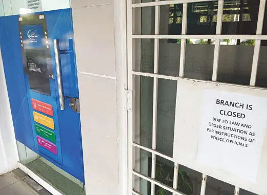  A bank branch on Old Airport Road in Rawalpindi remains shut on Thursday, with a notice citing closure due to the prevailing law and order situation on police instructions. &mdash; Photo by Tahaam Amir 