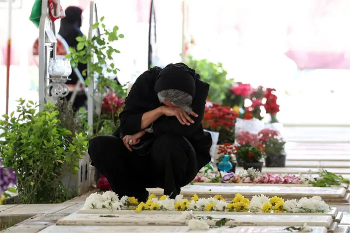  TEHRAN: An Iranian woman mourns at the grave of a loved one killed during the US-Israeli war at the Behesht Zahra Cemetery.&mdash;AFP 