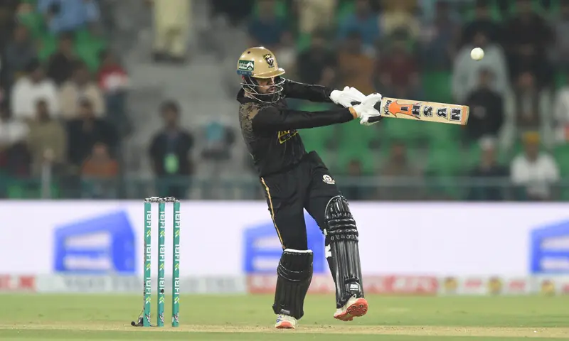  LAHORE: Hyderabad Kingsmen batter Usman Khan pulls during the Pakistan Super League Eliminator against Multan Sultans at the Gaddafi Stadium on Wednesday.&mdash;Murtaza Ali/White Star 