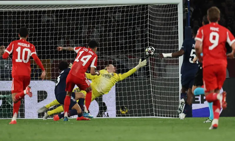  BAYERN Munich&rsquo;s Luis Diaz (C) scores past PSG goalkeeper Matvey Safonov.&mdash;AFP 
