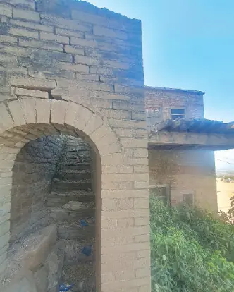 A door leading to the upper storey of the bungalow of Raja Nadir Khan made from stone obtained from Tarakki Hills.