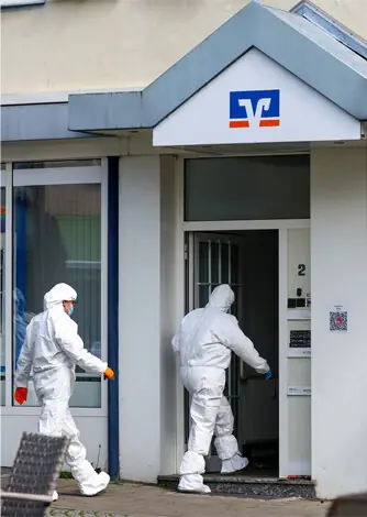  forensics experts enter the bank branch in Sinzig, a town near Bonn.&mdash;Reuters  