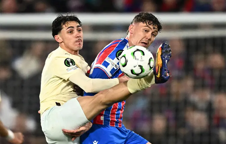  LONDON: Crystal Palace&rsquo;s Jorgen Strand Larsen (R) vies for the ball with Marlon Gomes of Shakhtar Donetsk during their Conference League semi-final second leg at Selhurst Park.&mdash;Reuters 