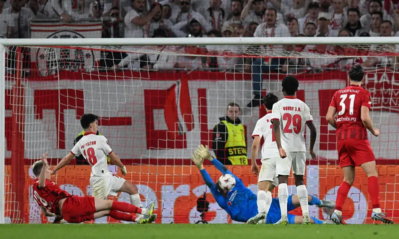  FREIBURG: Braga goalkeeper Lukas Hornicek saves a shot by Matthias Ginter (L) of Freiburg during their Europa League semi-final second leg at Europa Park Stadion.&mdash;AFP 