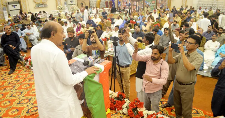  PPP Sindh President Nisar Khuhro addresses a gathering of party workers at a banquet in Latifabad on Saturday.&mdash;Dawn 