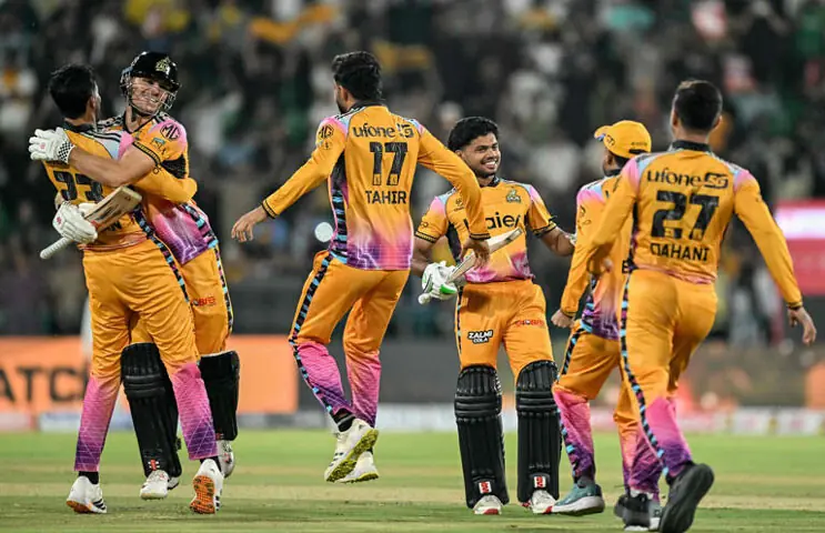 Peshawar Zalmi&rsquo;s players celebrate their PSL title win in the final against Hyderabad Kingsmen at the Gaddafi Stadium in Lahore | AFP  