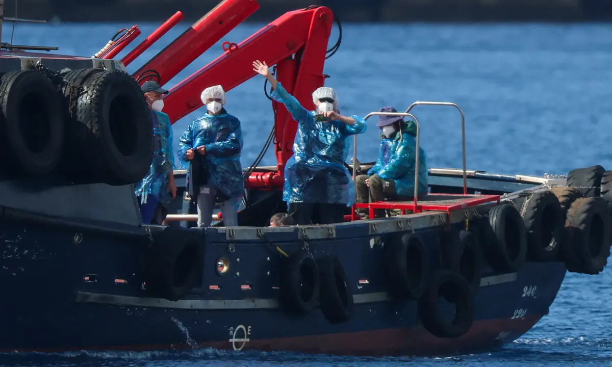 Spanish passengers start disembarkation from ship hit by hantavirus