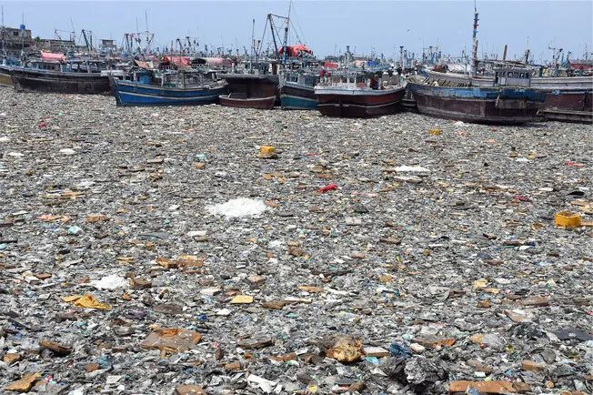  KARACHI: Garbage has completely covered the waters of the Keamari harbour.&mdash;Online 