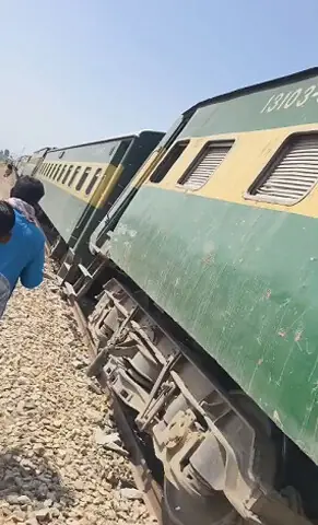 The derailed bogies of Sukkur Express.—Dawn