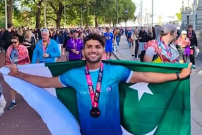 Muhammad Affan with his medal and the Pakistan flag after completing the London Marathon in 2022 | Photos courtesy Muhammad Affan