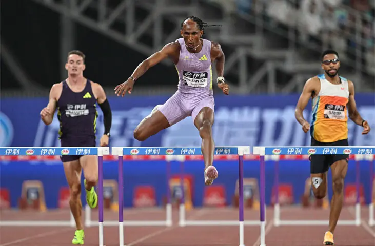  BRAZIL&rsquo;S Alison dos Santos (C) competes in the 400m hurdles final during the Xiamen Diamond League at the Egret Stadium on Saturday.&mdash;AFP 
