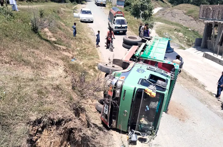  A dumper truck overturned on Sajikot-Nathiagali Road in Abbottabad on Friday. &mdash; Online 