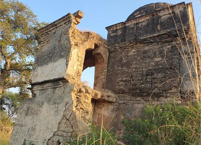 The shrine’s casements, once adding to its grandeur and elegance, have deteriorated into gaping holes, reflecting years of neglect.