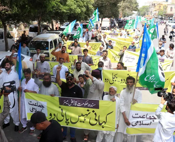  Workers and supporters of the JI stage a protest against water shortage in the metropolis.&mdash;PPI 