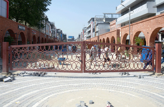  Iron gates have been installed on both sides of the pedestrian street. These gates will remain closed from 6am to 10pm and will open at night so that shopkeepers can bring their goods on vehicles. 