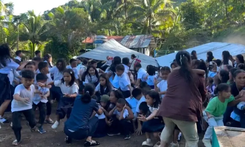 Children react as the roof of a structure at Deped Mahayahay Elementary School collapses during an earthquake in Digos, Mindanao Island, Philippines, June 8, 2026. —Reuters