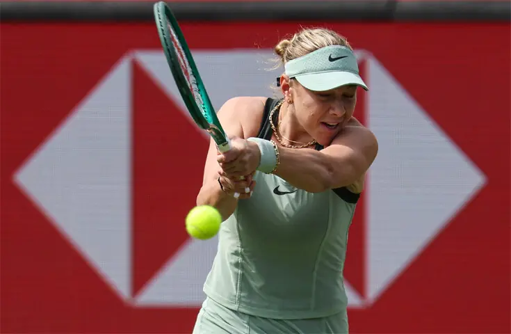 AMANDA Anisimova of the US hits a return against Germany’s Laura Siegemund during their Queen’s Club Championships round-of-16 match at the Queen’s Club on Wednesday.—Reuters