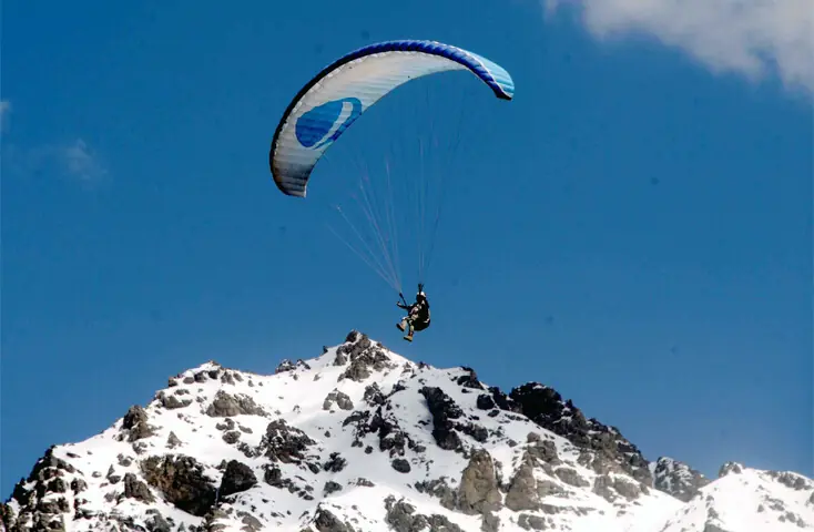 A paraglider performs at the inaugural ceremony. — White Star/PPI