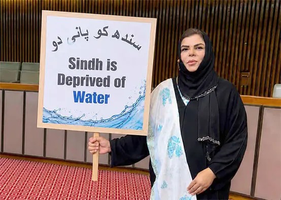 PPP lawmaker Sehar Kamran protests Sindh’s water share cut. — APP