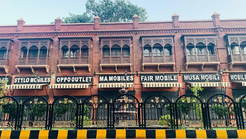 The front façade of Zail Ghar, with a fresh paint and old windows replaced with decorative wooden-style balconies | Photo by the writer