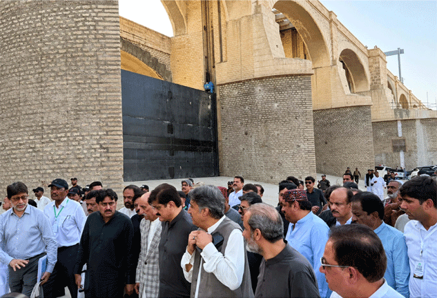 CM Murad Ali Shah, alongside provincial ministers, inspects a section of rehabilitation scheme, meant to enhance flood resilience and improve irrigation efficiency, at Sukkur Barrage on Sunday.—PPI