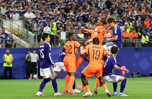  ARLINGTON: Japan&rsquo;s Koki Ogawa (R) heads the ball, which is deflected off team-mate Daichi Kamada (L) for the goal during their Group &lsquo;F&rsquo; match against Netherlands at the Dallas Stadium.&mdash;AFP 