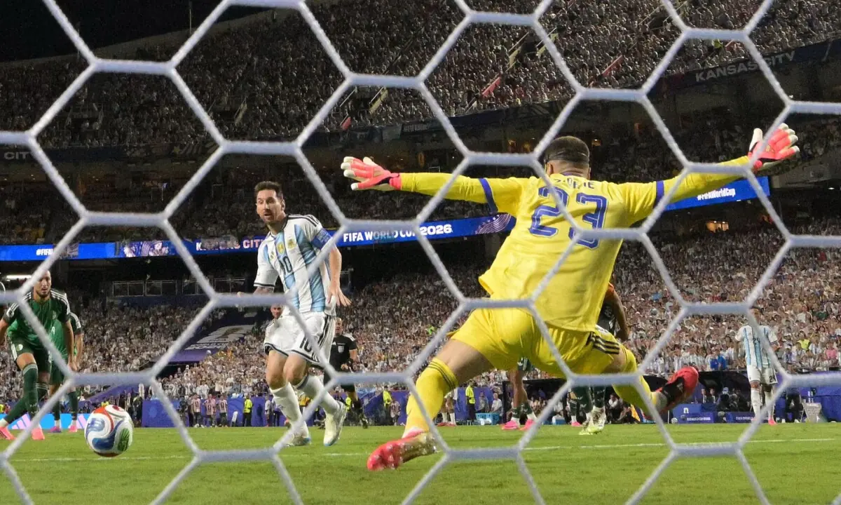 Lionel Messi erzielt WM-Hattrick und stellt Torrekord ein ...