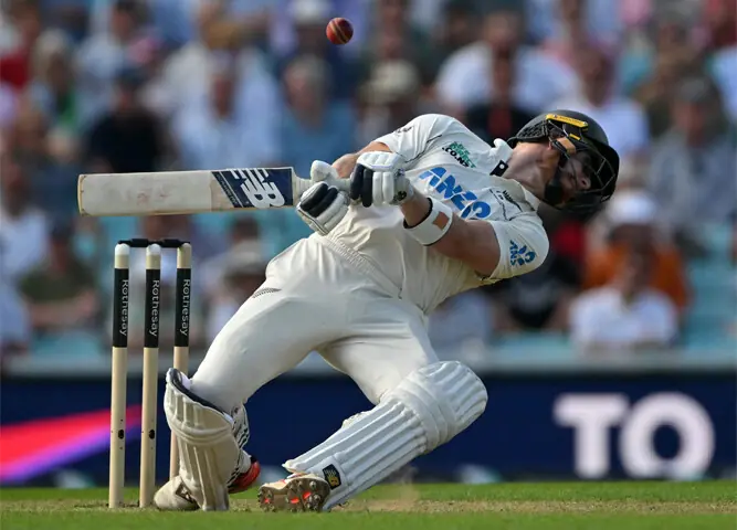 NEW ZEALAND batter Glenn Phillips avoids a short ball from England pacer Jofra Archer during the second Test at The Oval on Wednesday.—AFP