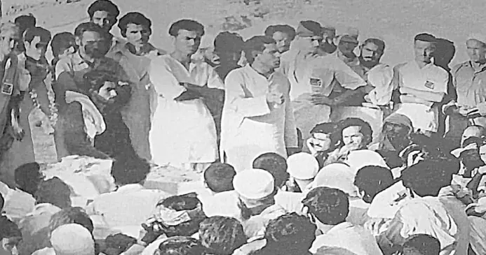  Nabi Ahmed (addressing the crowd) and Usman Baloch (standing next to Ahmed with his arms folded) at a gathering at Frontier Colony on June 8, 1972: workers across Karachi had shut down factories in a citywide strike | Raahguzar Tau Dekho 