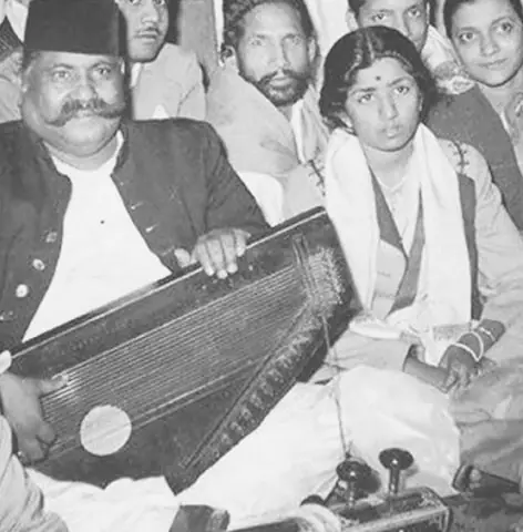  A memorable photograph of (L-R) Ustad Baray Ghulam Ali, Lata Mangeshkar and Meera Banerjee during a performance 