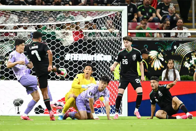  GUADALAJARA: Mexico&rsquo;s Luis Romo (second L) shoots to score during the Group &lsquo;A&rsquo; match against South Korea at the Guadalajara Stadium.&mdash;AFP 