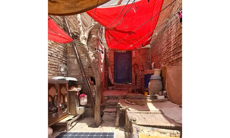 Temporarily shading courtyards using available cloth, and basic solar plates are the only available sources of respite from the heat. Source: KUL Photo Archives