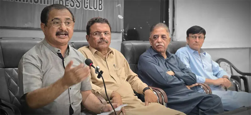 PTI leader Haleem Adil Sheikh speaks, flanked by SUP Chairman Zain Shah and former Sindh governor Muhammad Zubair, at the press conference.—Dawn