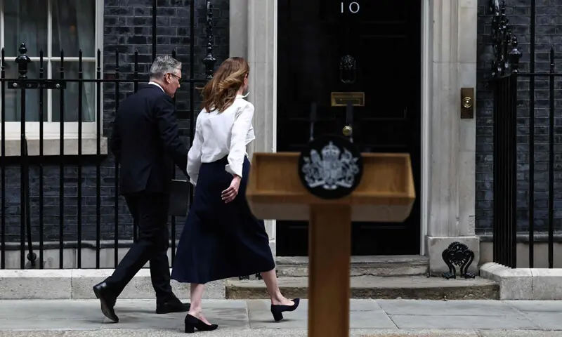 Starmer and his wife walk back towards No 10 after announcing his resignation.—AFP/Reuters