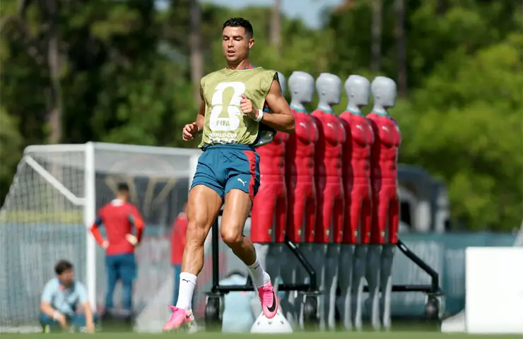PALM BEACH (Florida): Portugal’s Cristiano Ronaldo warms up during a training session at the Palm Beach Gardens Tennis & Pickleball Center.—AFP