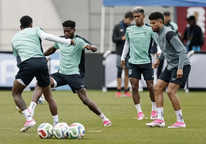 TORONTO: Panama’s Jose Fajardo (second L), Edgar Yoel Barcenas (third L) and Andres Andrade (R) in action during a training session at Centennial Park.—Reuters