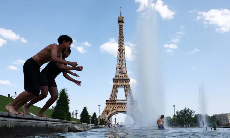 People cool off in the Trocadero Fountain next to the Eiffel Tower in Paris as temperatures rise during a heatwave affecting a large part of France, June 22. — Reuters